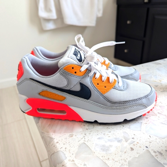 Nike Shoes - Women's Nike Air Max 90